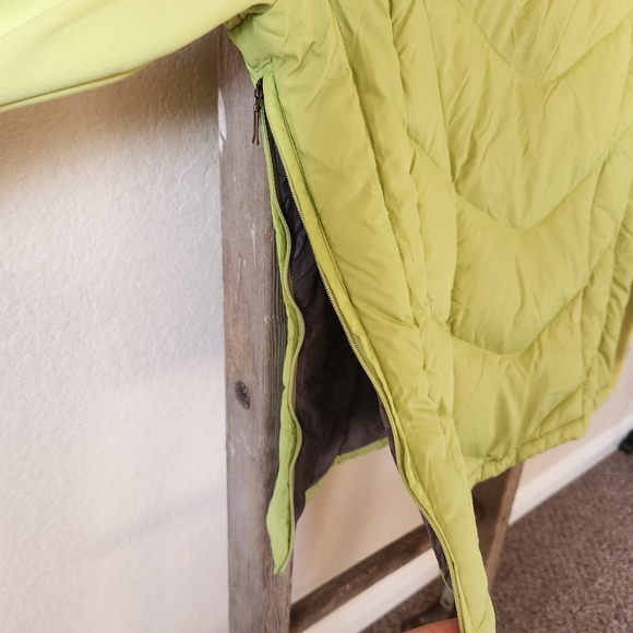 The North Face Women's Green Unique Slit Side Coat- Size Medium - Picture 5 of 10